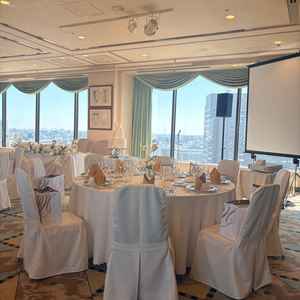 窓が両サイドにある披露宴会場もあり、魅力的でした。