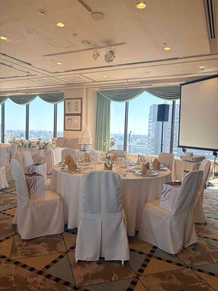 窓が両サイドにある披露宴会場もあり、魅力的でした。