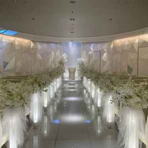 チャペル。白基調で円形状な設計。天井も高く開放感あり。