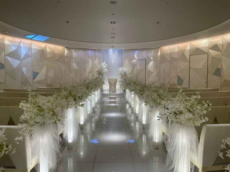 チャペル。白基調で円形状な設計。天井も高く開放感あり。