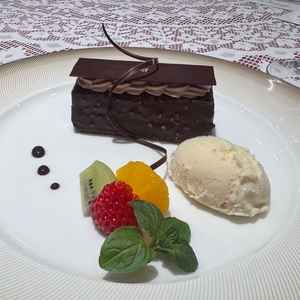 食事　フルコースの最後に出てくるチョコのケーキ。とてもおいしかった
