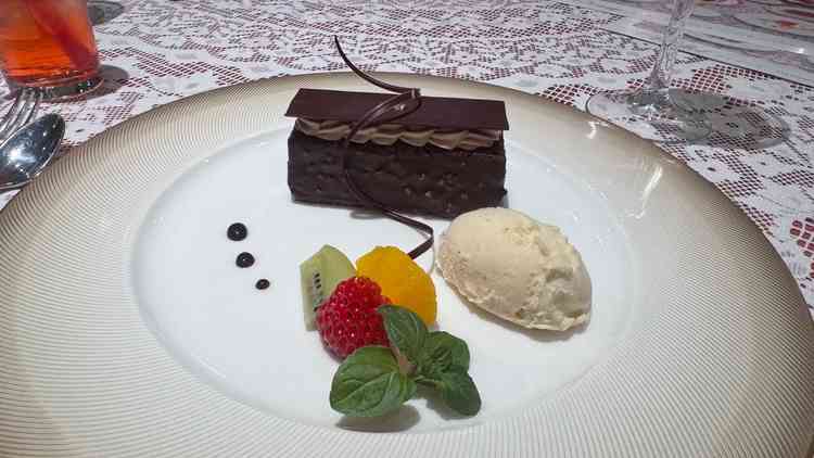 食事　フルコースの最後に出てくるチョコのケーキ。とてもおいしかった