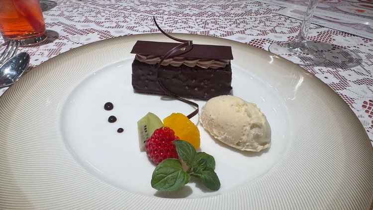 食事　フルコースの最後に出てくるチョコのケーキ。とてもおいしかった