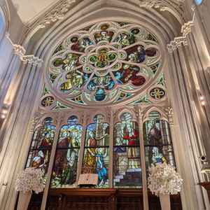 チャペルのステンドグラス。近くで見るとより圧巻でした。