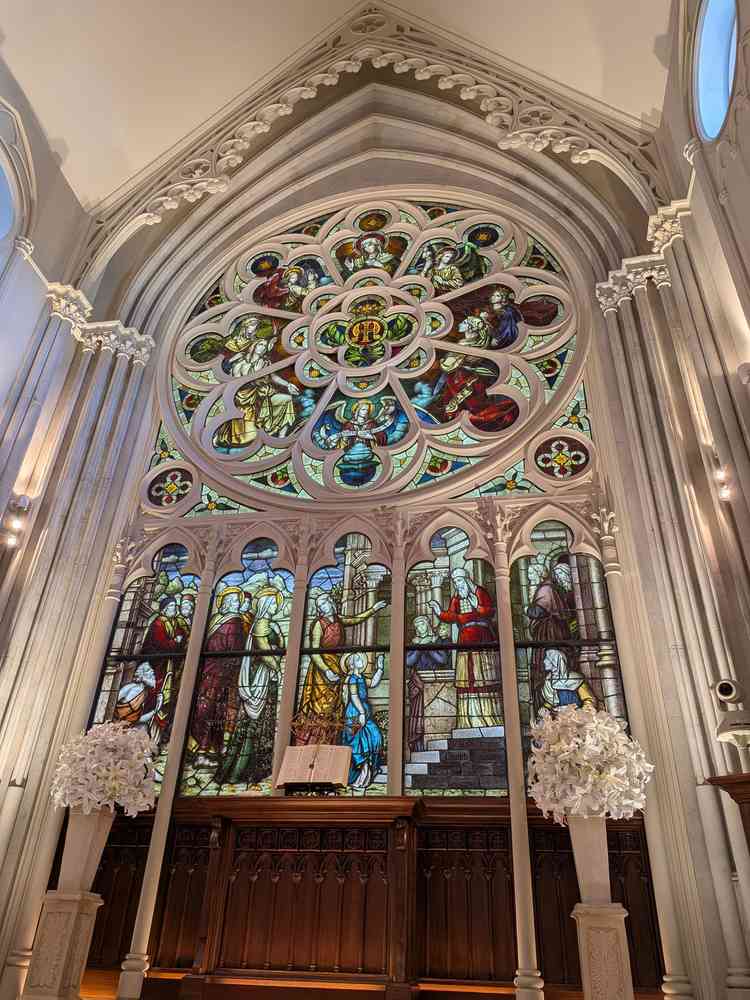 チャペルのステンドグラス。近くで見るとより圧巻でした。