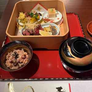 試食。実際の式ではゲストの席に重箱が置いてあり、松や鶴といった縁起物をあしらった器料理がもられている