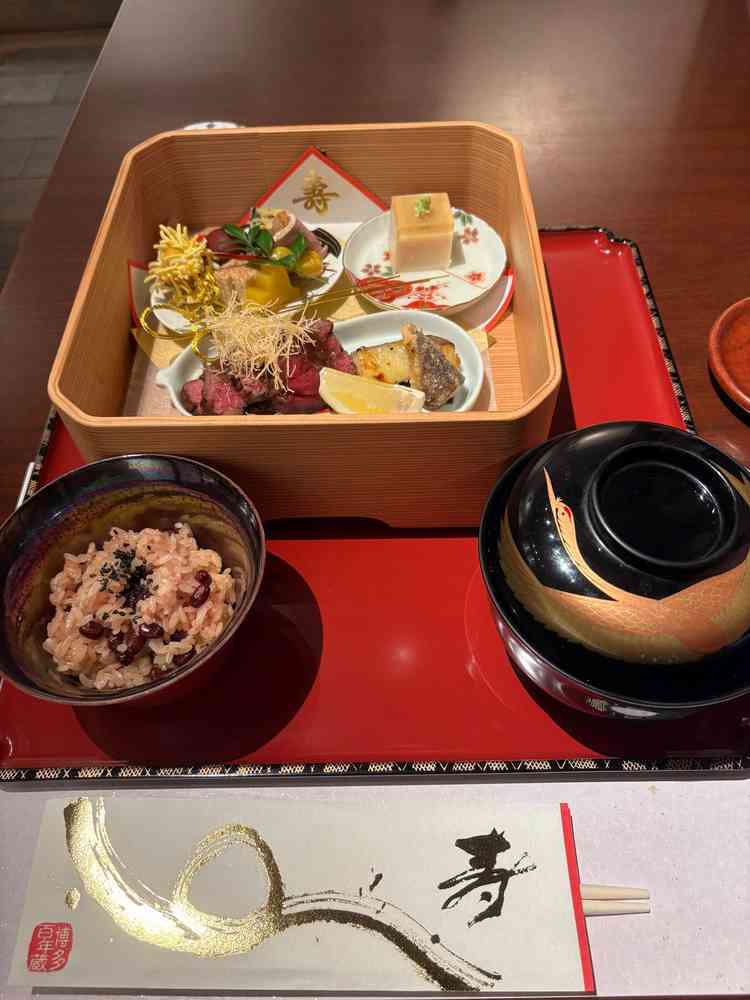 試食。実際の式ではゲストの席に重箱が置いてあり、松や鶴といった縁起物をあしらった器料理がもられている