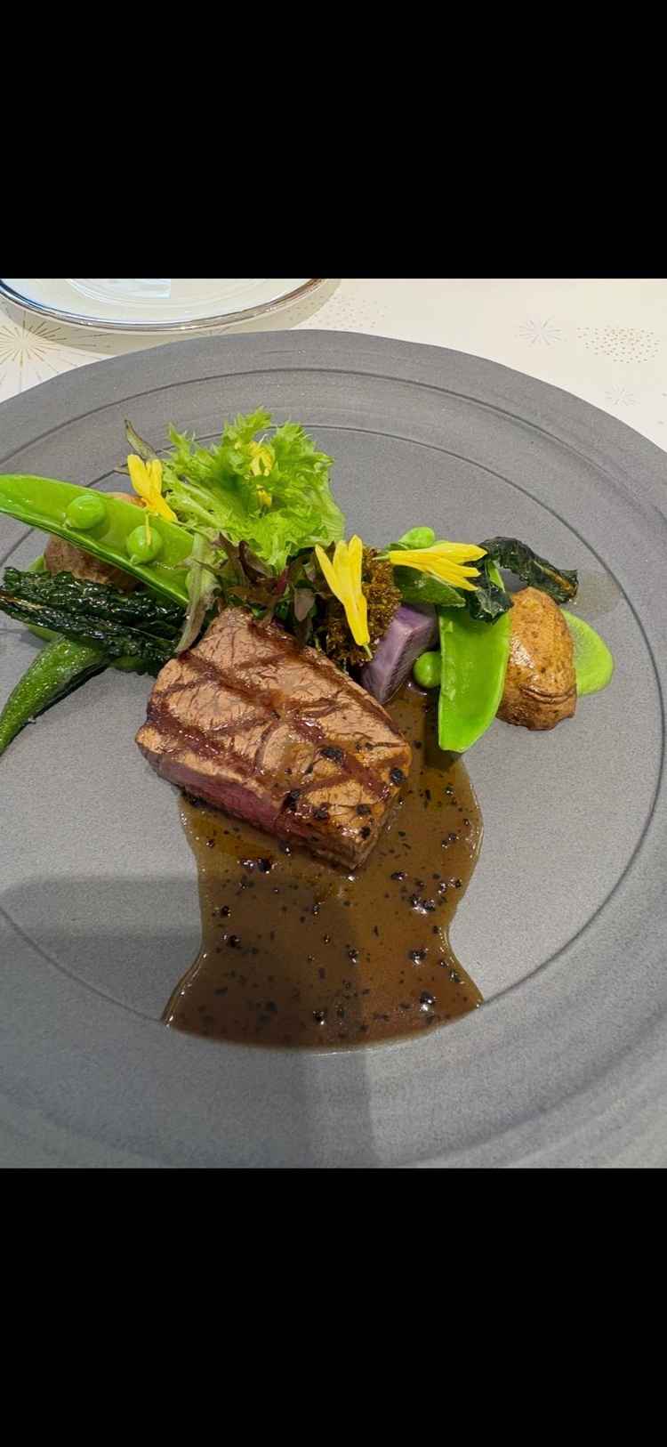 メインの肉料理になります。