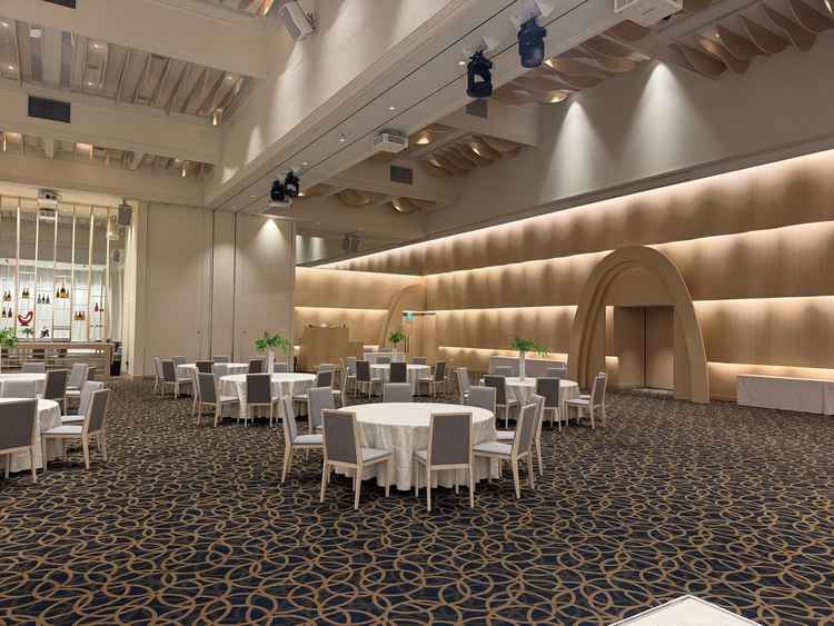 会場入口。光の入り方が素敵な入口