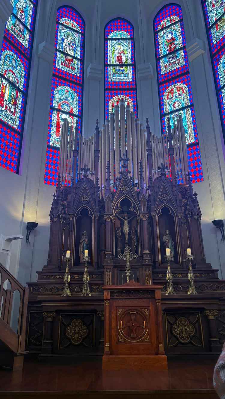 チャペル内の写真です！写真の撮り方的に分かりにくいですが天井がとても高く開放的でとてもオシャレな会場