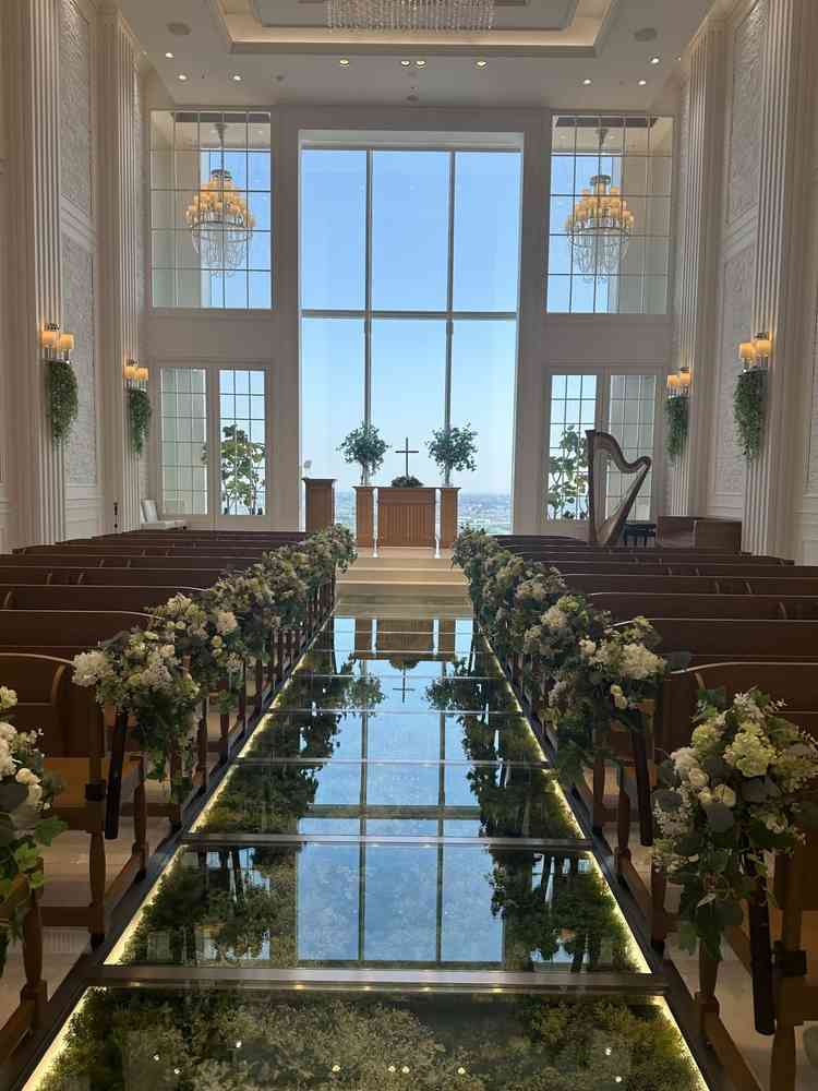 下のグリーンのバージロードがとても素敵でした。造花がふんだんに使われていてよかったです。