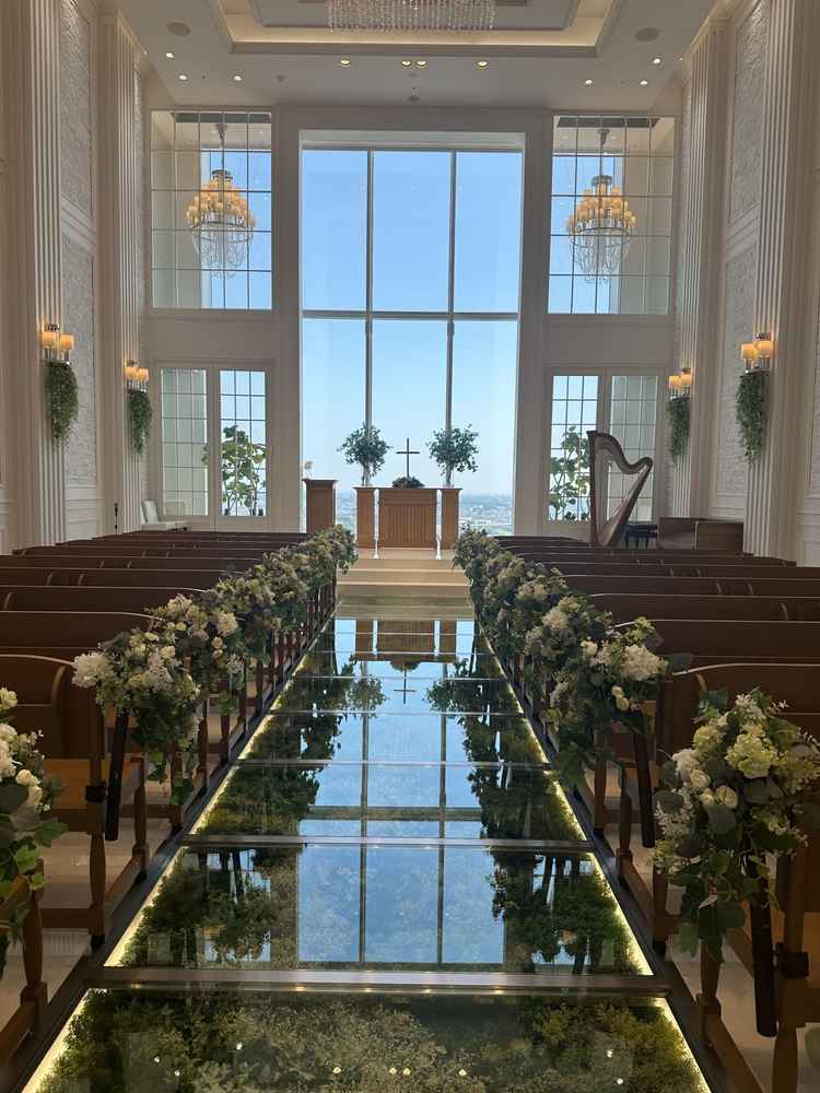 下のグリーンのバージロードがとても素敵でした。造花がふんだんに使われていてよかったです。