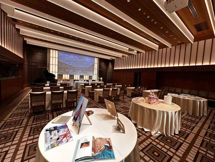 披露宴会場。オープンキッチンもあり、レイアウト含め自由にできる魅力あり。
