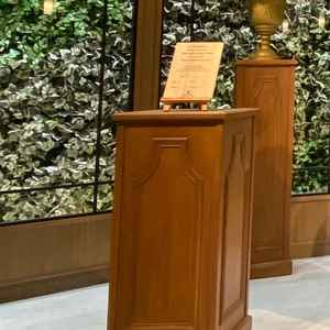 チャペルにあるオリジナルの木製婚姻書です。