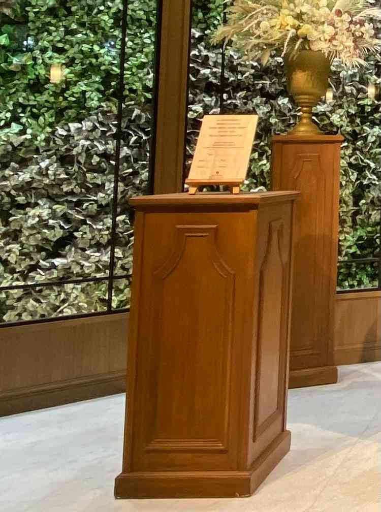 チャペルにあるオリジナルの木製婚姻書です。