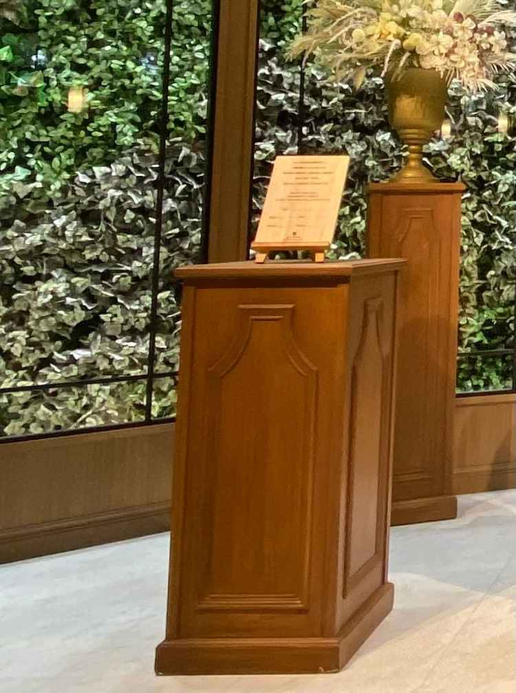 チャペルにあるオリジナルの木製婚姻書です。