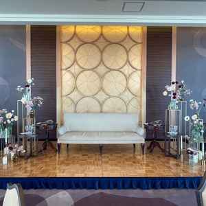 披露宴会場の高砂。ソファと花の感じが好みでした。