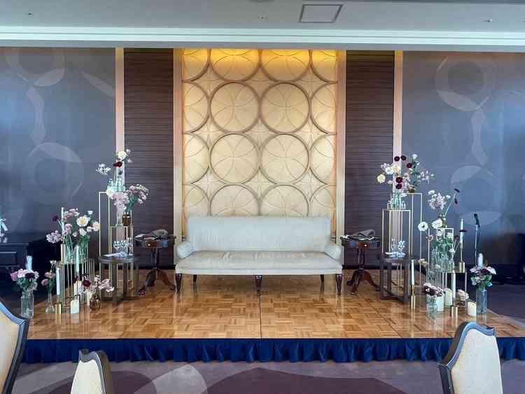 披露宴会場の高砂。ソファと花の感じが好みでした。