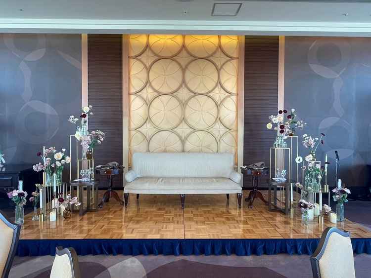 披露宴会場の高砂。ソファと花の感じが好みでした。