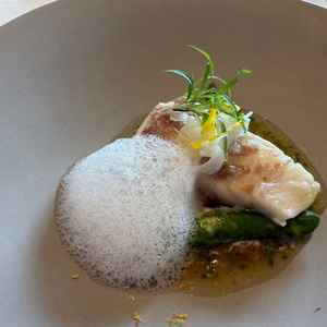 試食の一枚。シェフのスペシャリテだそうで、しっとりふわふわで美味しいお魚料理でした。