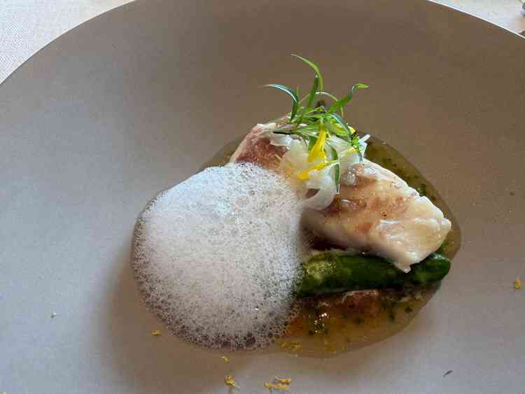 試食の一枚。シェフのスペシャリテだそうで、しっとりふわふわで美味しいお魚料理でした。