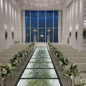 白を基調としたチャペルの写真。頭上にあるシャンデリアが大きくて綺麗でした。