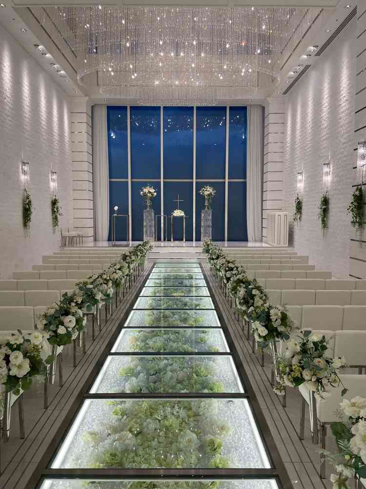 白を基調としたチャペルの写真。頭上にあるシャンデリアが大きくて綺麗でした。