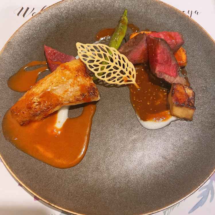 メインのお料理です。フォアグラが添えてありとてもおいしかったです。