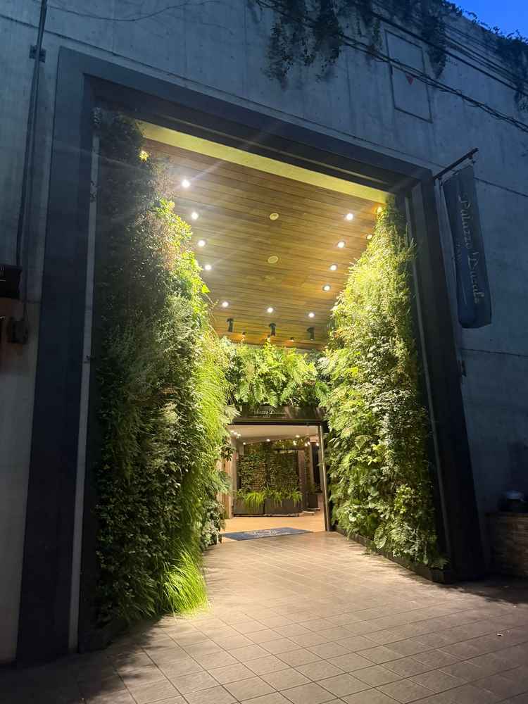 ウェディングドレスフォトスポットでもあるよう。奥行きもあり壮大な写真を撮れる。