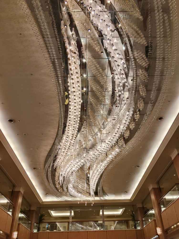 ホテルに入ってすぐに見えるロビーの天の川のシャンデリア。この下で写真を撮ってもらうことも可能。