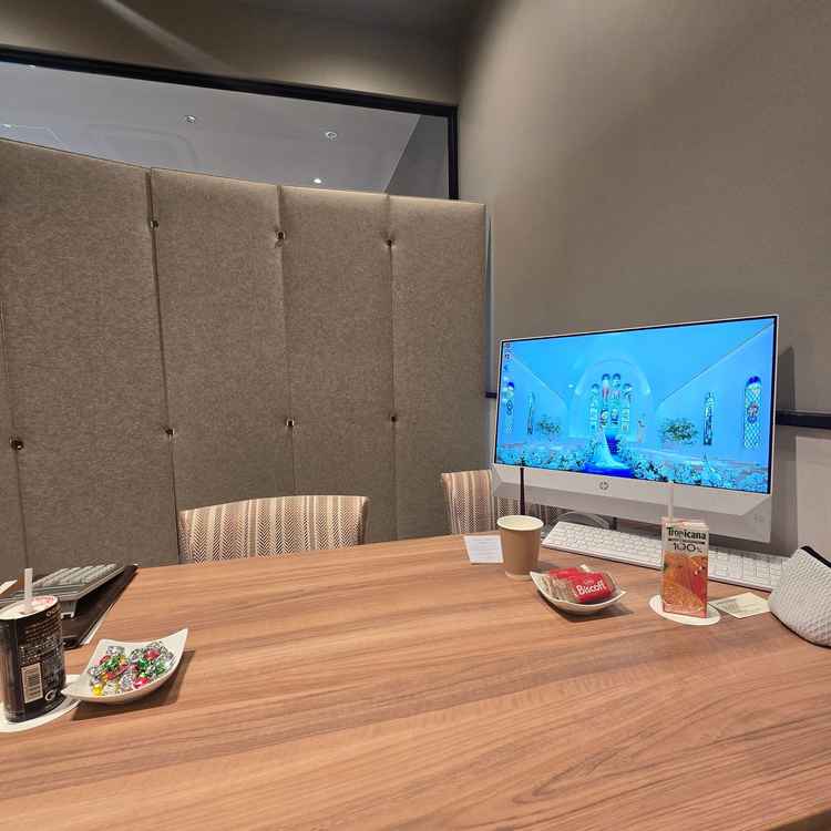 打ち合わせ場所は仕切られている。