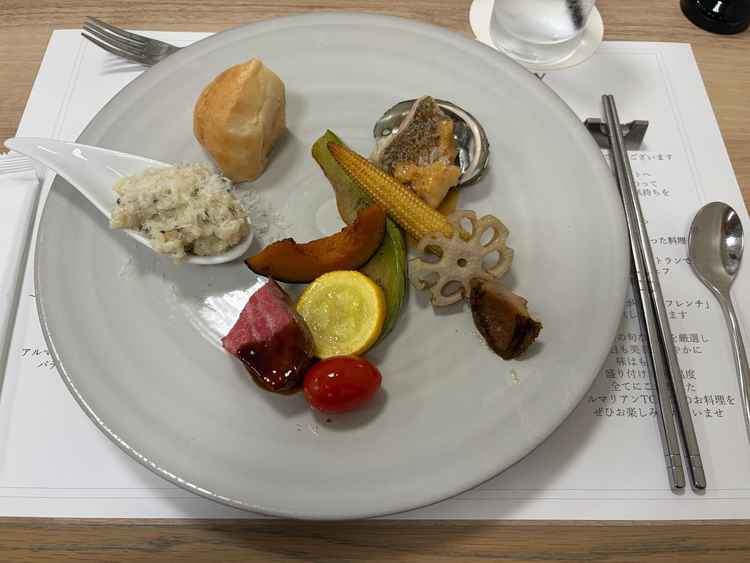 試食の写真で、どれもとても美味しく、少なく見えるがとても満足感の高い食事でした。