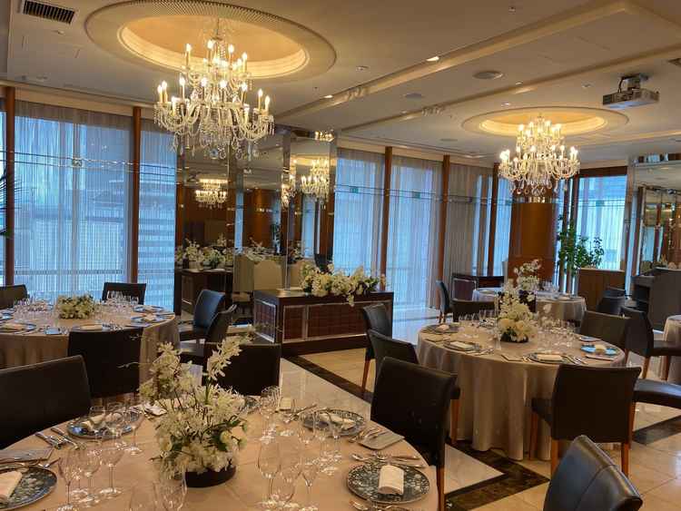 披露宴会場も大きなシャンデリアがあり、非常に美しく、特別な会場だと感じました。高砂も美しかったです。