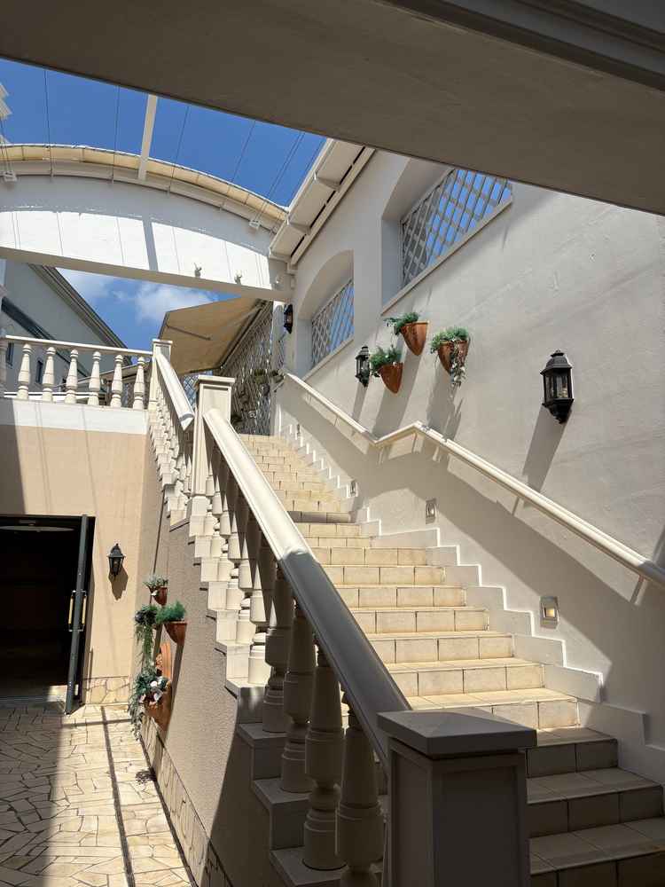 披露宴会場に向かう途中の階段。フォトスポットとして使えると感じた。