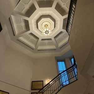 ロビーから宴会場へと続く螺旋階段。天井も高く、開放感がある。