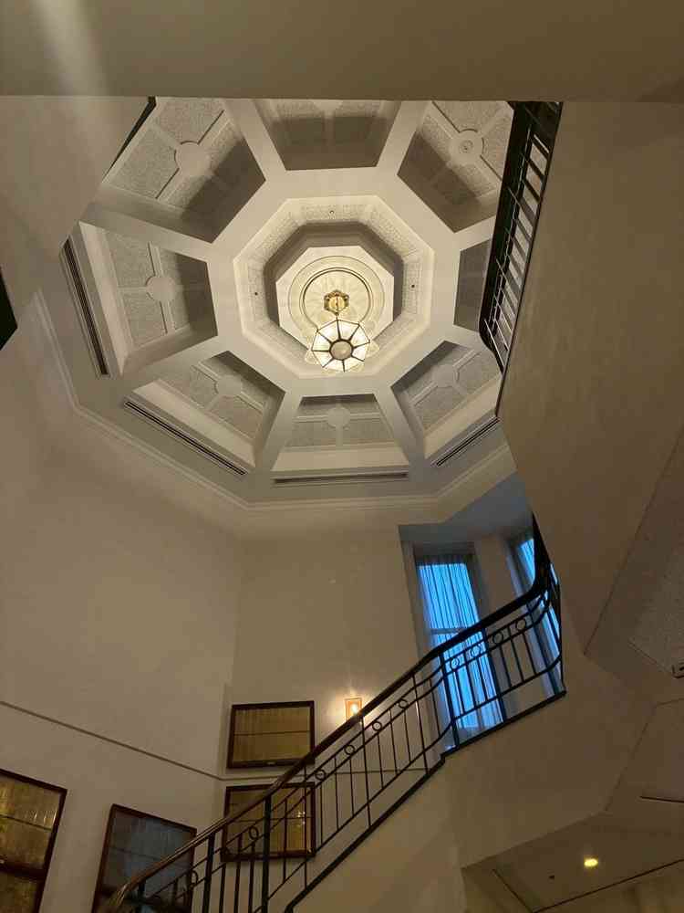 ロビーから宴会場へと続く螺旋階段。天井も高く、開放感がある。