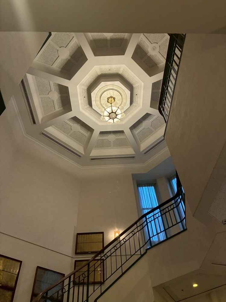 ロビーから宴会場へと続く螺旋階段。天井も高く、開放感がある。