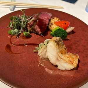 食事2。冷めても柔らかいステーキが売りで確かに柔らかかった。甘鯛の鱗焼きが絶品。