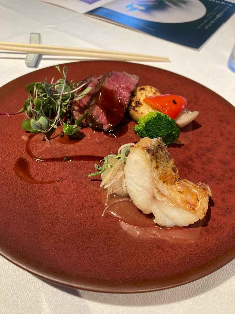 食事2。冷めても柔らかいステーキが売りで確かに柔らかかった。甘鯛の鱗焼きが絶品。