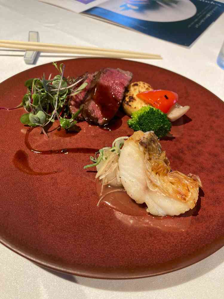 食事2。冷めても柔らかいステーキが売りで確かに柔らかかった。甘鯛の鱗焼きが絶品。