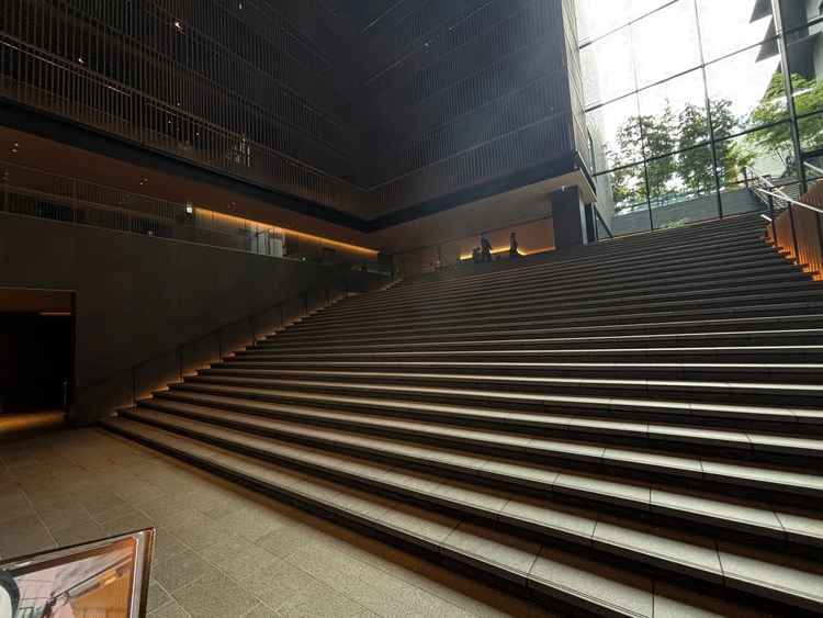 挙式後、披露宴後には大階段前で新郎新婦だけで写真が撮れるのがムードがあった。