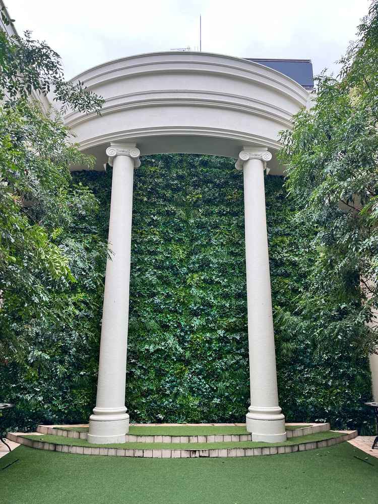 外には緑で囲われた写真スポットがありました。やや狭いですが60名ほど頑張れば入れると思います。