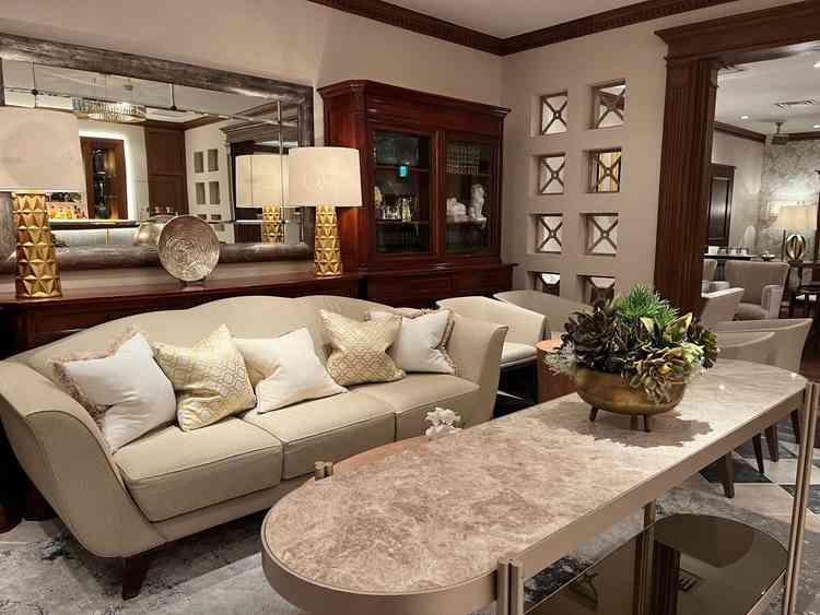 ゲスト控え室。シックで大人な雰囲気で、男性ゲストにも好評とのことです。家具も素敵でした。