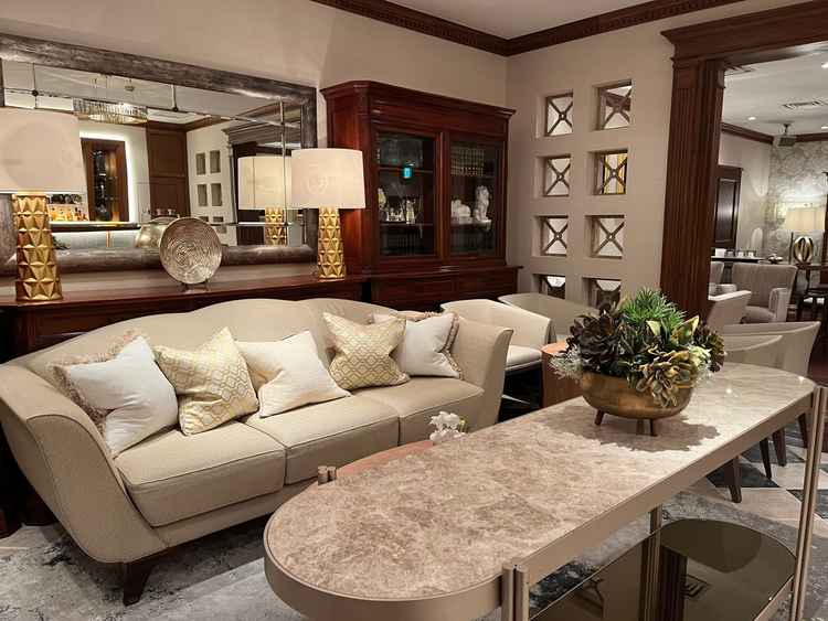 ゲスト控え室。シックで大人な雰囲気で、男性ゲストにも好評とのことです。家具も素敵でした。