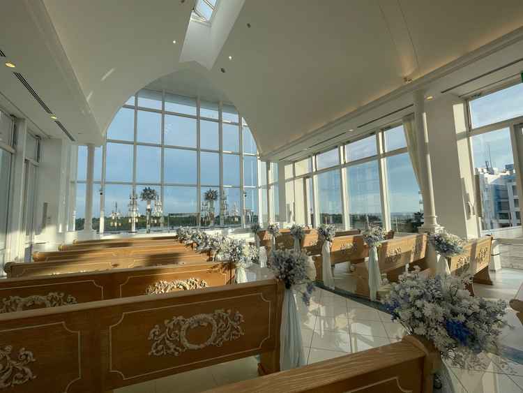 チャペルはとても天井が高くてひらけており、ガラス張りで陽が入りとても綺麗だった。