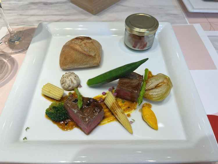 試食をいただきました。お肉料理はとても柔らかく美味しかったです。ドリンクもお出しいただきました。