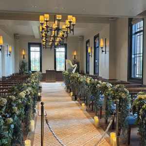 ナチュラルな雰囲気の挙式場で、落ち着いた式を挙げられそうでした。ハープ演奏もあるようで素敵です。