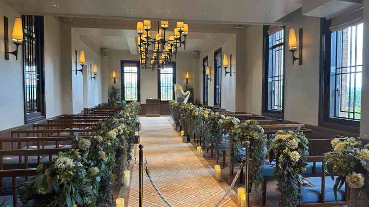 ナチュラルな雰囲気の挙式場で、落ち着いた式を挙げられそうでした。ハープ演奏もあるようで素敵です。