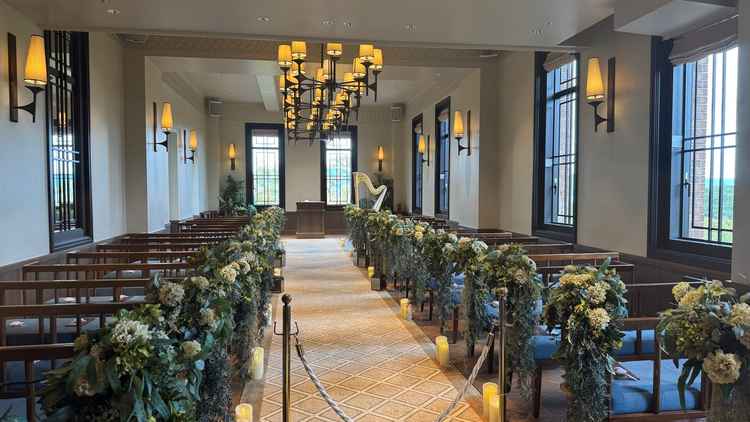 ナチュラルな雰囲気の挙式場で、落ち着いた式を挙げられそうでした。ハープ演奏もあるようで素敵です。