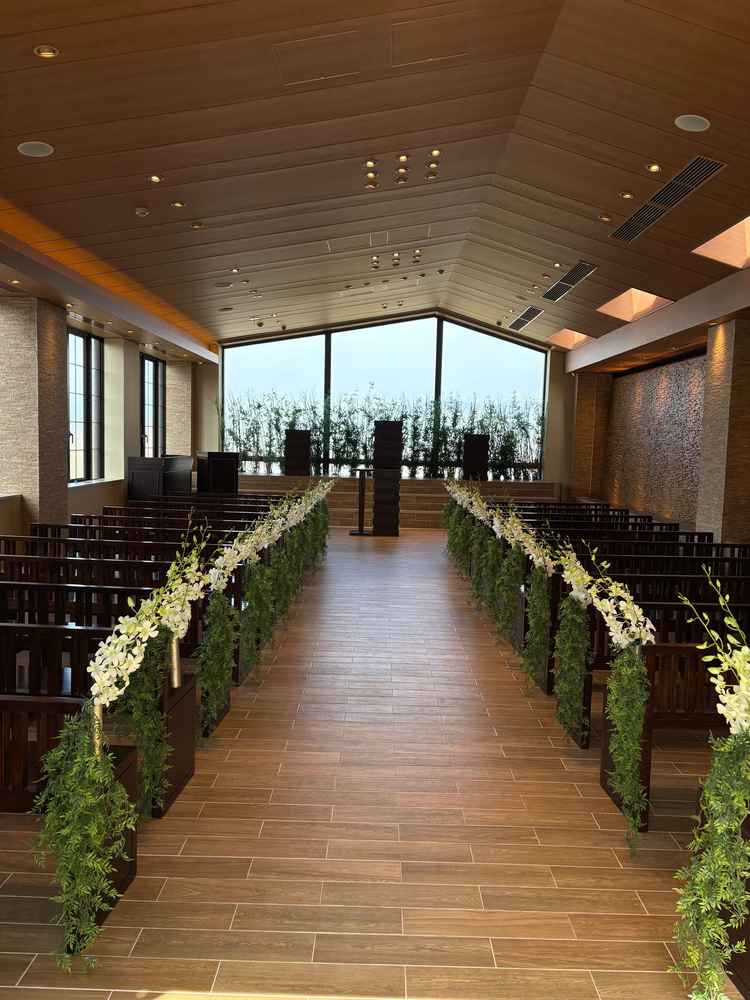 挙式会場は、写真よりも日差しが入るのでとても明るく感じました。壁に流れている水の音も素敵でした。